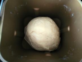 将225克中筋粉，90克猪油，30克糖粉，63克水揉成水油皮面团