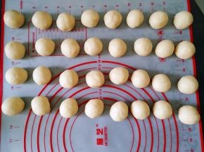 将揉好的面团分成20克一个的小剂子
