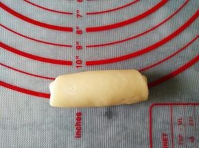 上面刷上玉米油，向一头卷起