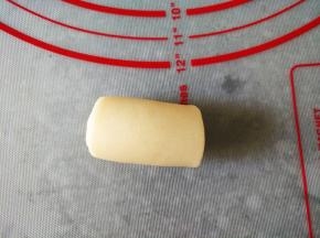 上面刷上玉米油，卷成小卷