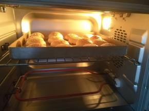 放入预热好的烤箱上火180度下火160度20分钟，转上火200度下火180度5分钟