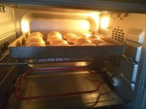 放入预热好的烤箱上火180度下火160度20分钟，转上火200度下火180度5分钟