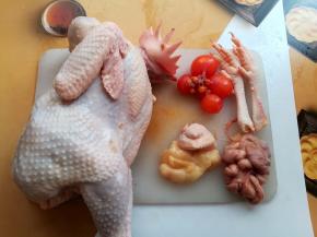 把鸡蛋花，内脏，多余油脂去掉，剁掉鸡脚