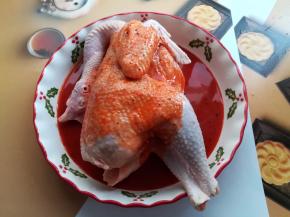 把腌鸡料淋到鸡身上