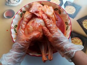 戴上一次性手套给鸡做一个全身按摩，时间十分钟左右