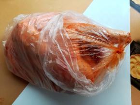 用保鲜袋把鸡和腌鸡料装袋扎紧，冷藏腌制2-3小时