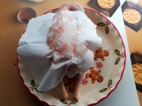 鸡腌好以后用厨房纸擦一下多余的水份