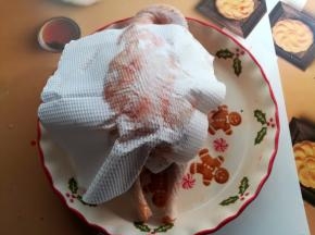 鸡腌好以后用厨房纸擦一下多余的水份