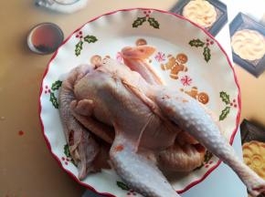 用牙签把鸡的肚子缝起来（本地人杀鸡都是开膛破肚，长长的一条缝）