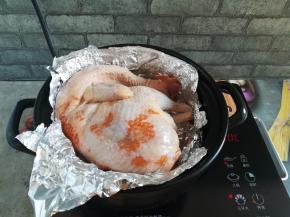 砂锅底部放一个三角架，上面铺3层锡纸，放入腌好的鸡