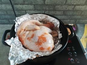 砂锅底部放一个三角架，上面铺3层锡纸，放入腌好的鸡