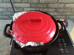 盖上砂锅盖子，中小火加热