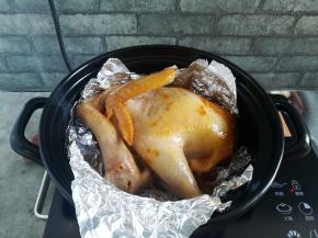 每烤25分钟，给鸡翻身一次，一共翻身2次，一定要中小火，火大了容易糊