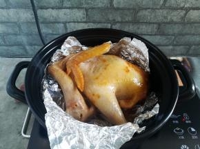 每烤25分钟，给鸡翻身一次，一共翻身2次，一定要中小火，火大了容易糊