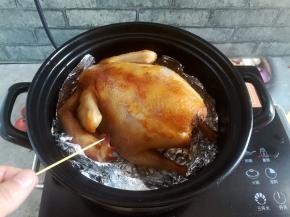 鸡烤熟后，用牙签扎入鸡腿，没有血丝就熟透了