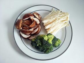准备香菇。西兰花。金针菇
