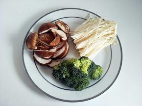 准备香菇。西兰花。金针菇