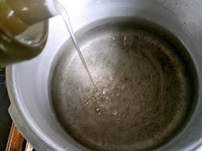 锅里煮开加点油