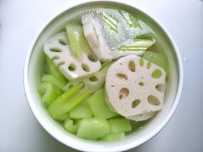 把莴笋莲藕西芹烫熟捞起放冰水。保持脆脆口感