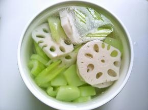 把莴笋莲藕西芹烫熟捞起放冰水。保持脆脆口感