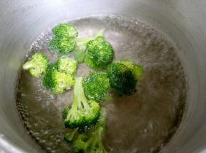 再把西兰花烫下捞起