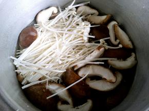 放入金针菇香菇半成熟捞起备着