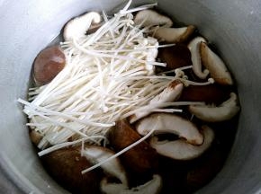 放入金针菇香菇半成熟捞起备着
