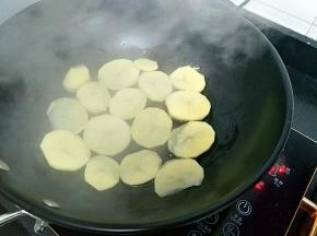 锅里加点盐煎土豆片，