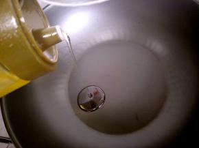 锅里再加点油烧热