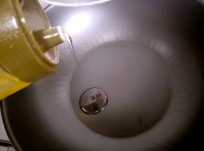 锅里再加点油烧热