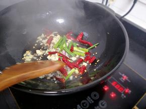 放入葱段干辣椒花椒蒜头蓉爆香