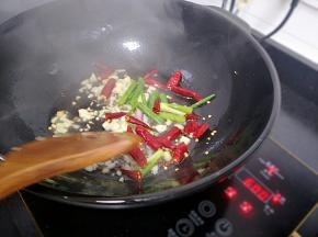 放入葱段干辣椒花椒蒜头蓉爆香
