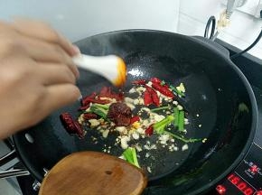 加入适量的豆瓣酱炒香