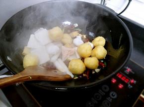 放入各种丸子豆腐泡炒到差不多熟