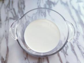 首先将牛奶和淡奶油倒入器具中。