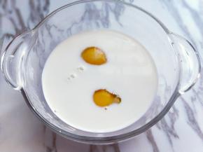 加入草鸡蛋，用手动打蛋器打至均匀。