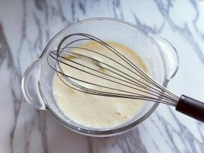 用手动打蛋器打至均匀。