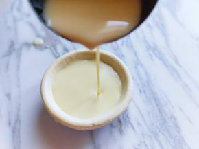 将做好的蛋挞液，盛入蛋挞皮中，八分满即可。