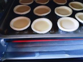 全部装的蛋挞，入烤箱中层，200度预热5分钟，烤18-20分钟，注意观察颜色，必要时加盖一张锡纸。