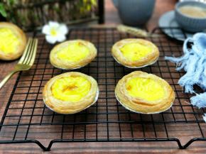 烤好后戴上隔热手套取出烤盘。