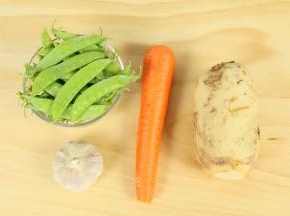 1.准备好食材：胡萝卜、荷兰豆、莲藕、大蒜。