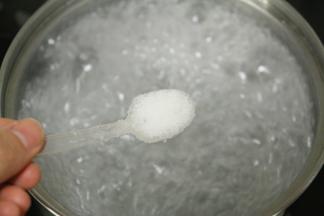 3.准备一个小锅，锅里加适量的水煮开，加入适量的盐，在水里加入盐，能在焯水过程中保持蔬菜的颜色保持不变。