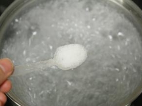 3.准备一个小锅，锅里加适量的水煮开，加入适量的盐，在水里加入盐，能在焯水过程中保持蔬菜的颜色保持不变。