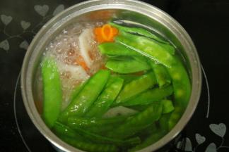 5.接着放着荷兰豆，继续煮一分钟左右，