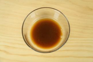 7.准备一小碗，加入1克盐、蚝油5ml，生抽5ml、淀粉2克、纯净水5ml，勾兑成芡汁。