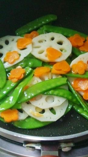 9.加入滤好的食材，改用大火爆炒一分钟。