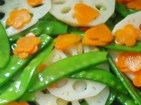 9.加入滤好的食材，改用大火爆炒一分钟。