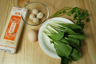 准备材料：香雪挂面（50克）、鱼丸（4颗）、青菜（适量）、鸡蛋（1个）、香菜（1颗）