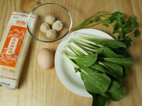 准备材料：香雪挂面（50克）、鱼丸（4颗）、青菜（适量）、鸡蛋（1个）、香菜（1颗）