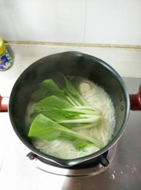 然后加入洗干净后的青菜，继续煮一分钟；